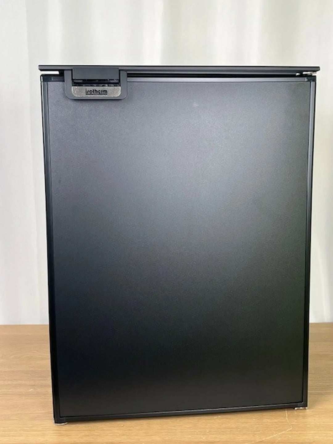 B0111 Isotherm CR85 Kyl Svart dörr endast provmont. ej använt