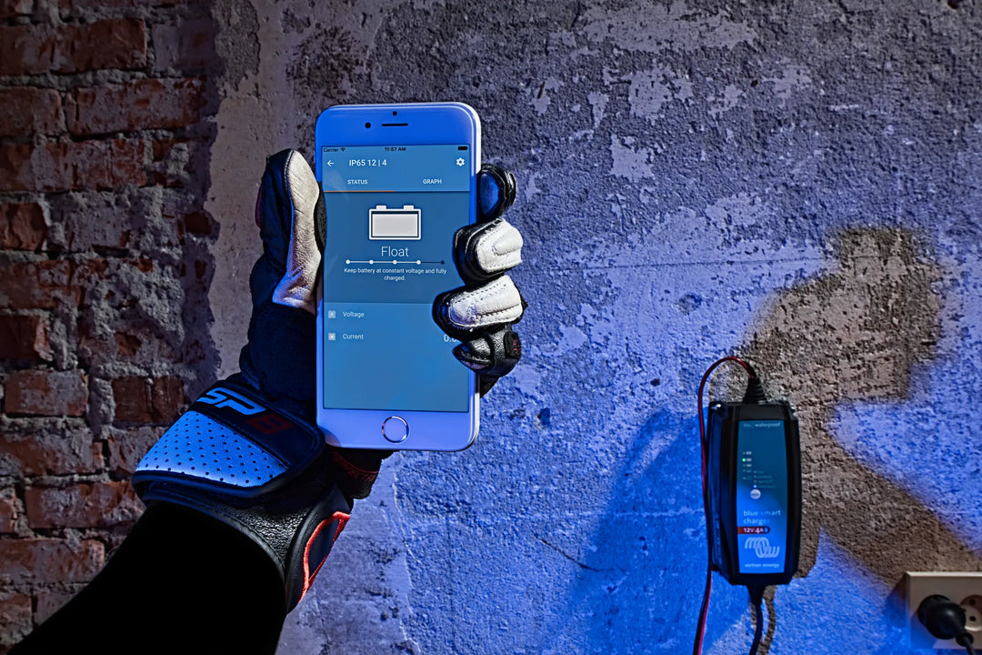Blue Smart IP65 Charger motorcycle hand with iPhone