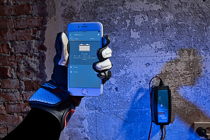 Blue Smart IP65 Charger motorcycle hand with iPhone